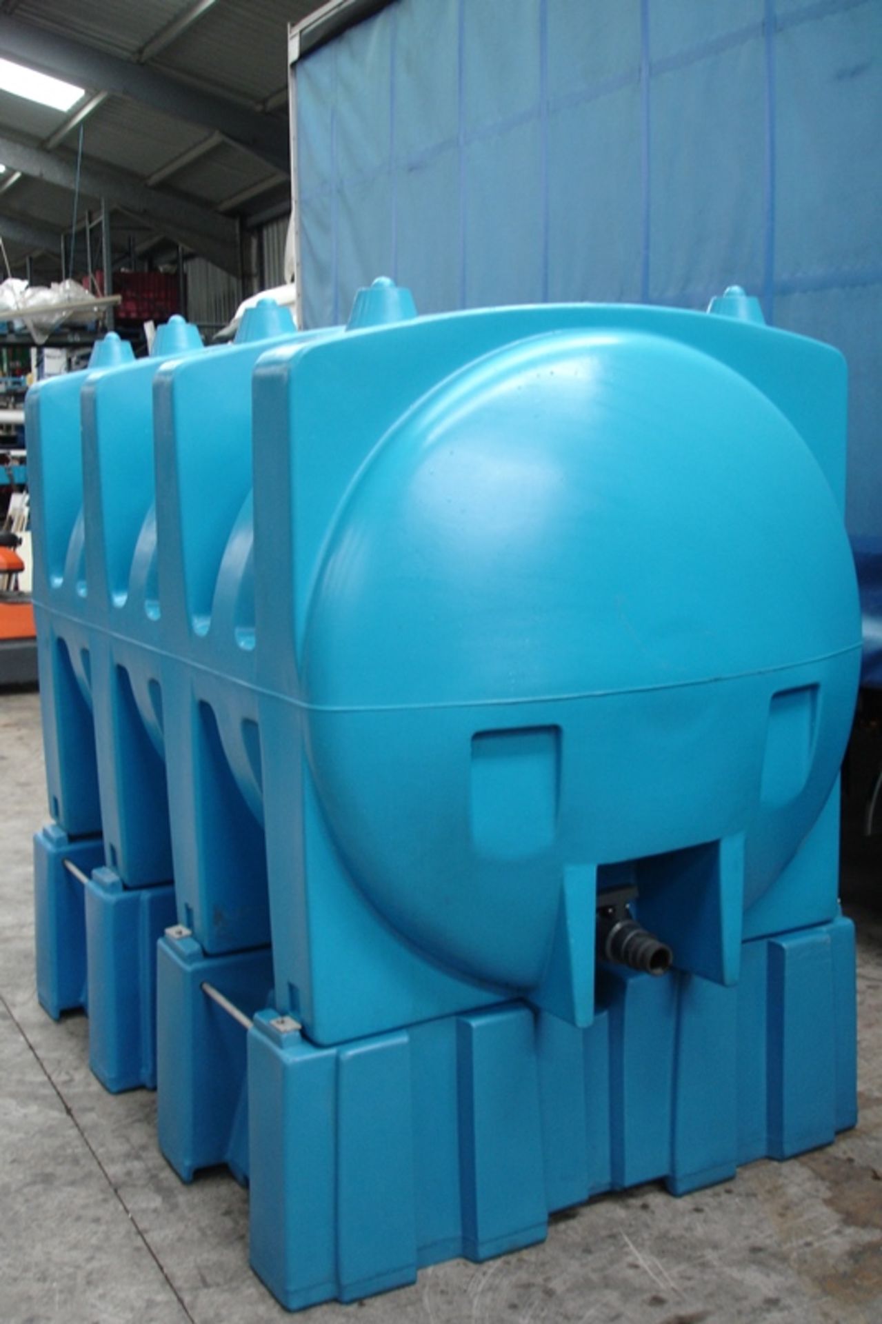 Titan 2500 litre water tank on stand - Image 2 of 2