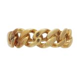 A Vintage gold curb chain ring in 18ct yellow gold, the focus of the ring a being a short length