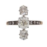 An antique Belle Epoque diamond ring in yellow gold and platinum, comprising a central old cushion