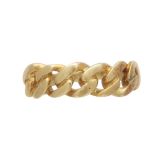 A Vintage gold curb chain ring in 18ct yellow gold, the focus of the ring a being a short length