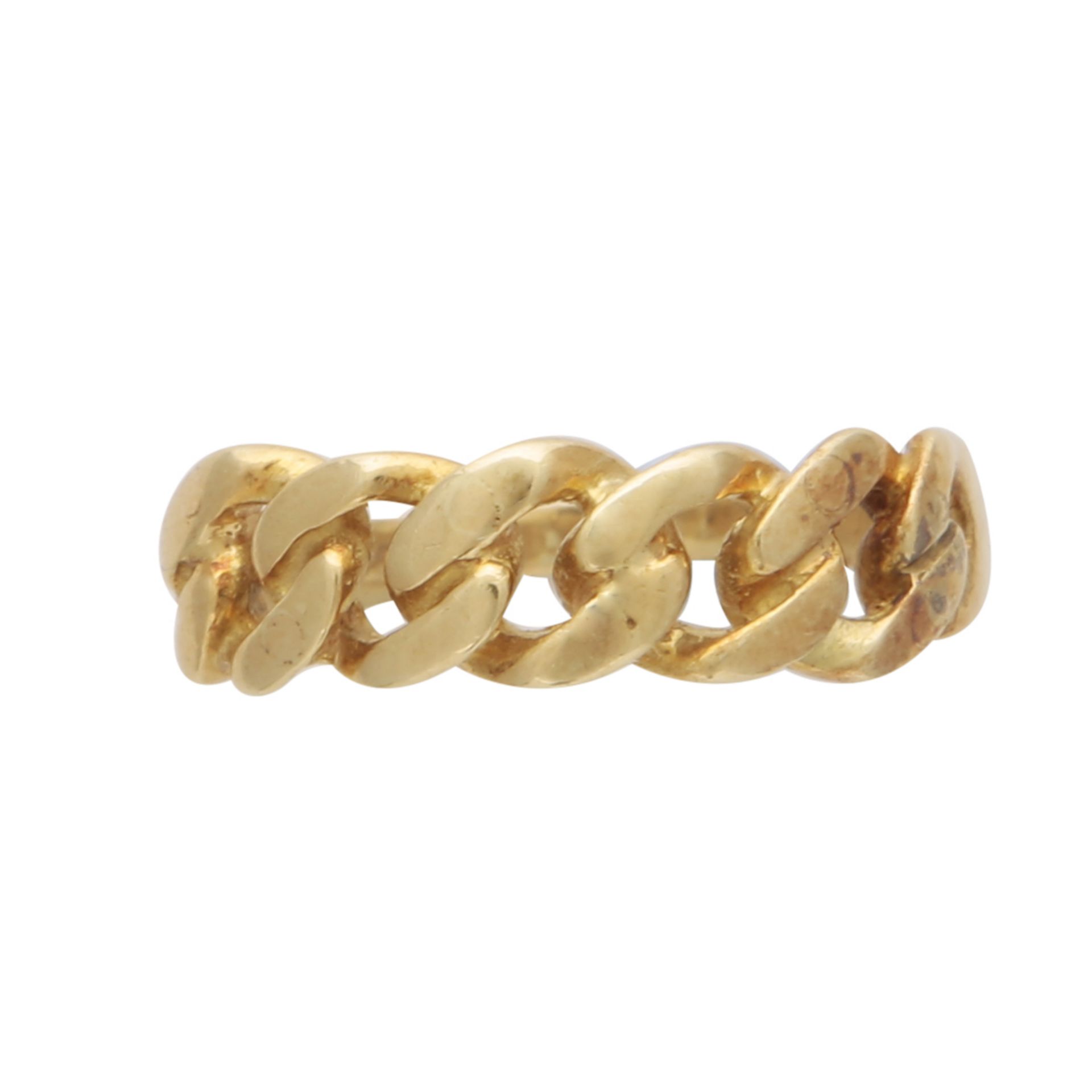 A Vintage gold curb chain ring in 18ct yellow gold, the focus of the ring a being a short length