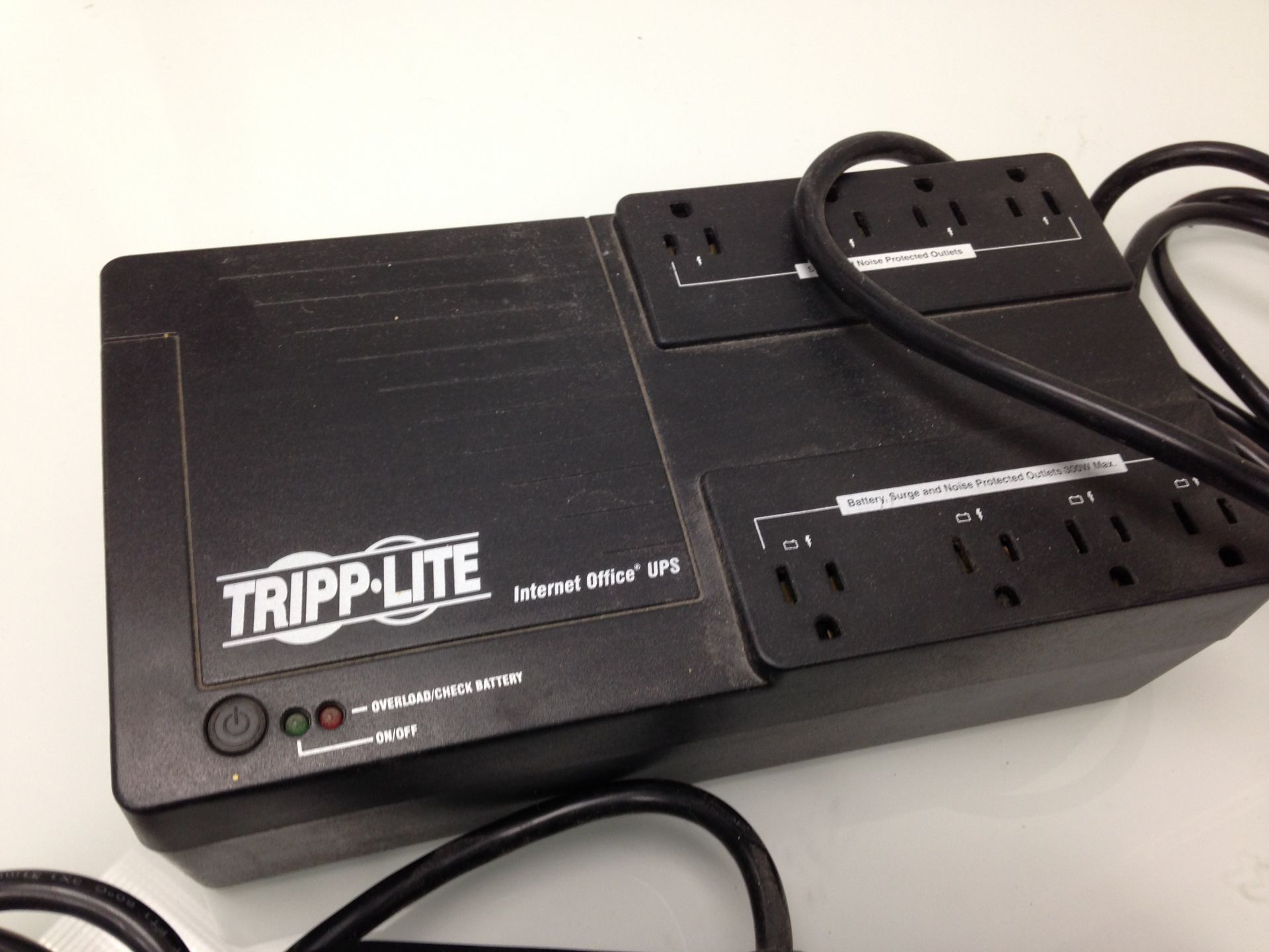 BACK-UP TRIPP LITE CUBER POWER SURGE PROTECTION - Image 4 of 4