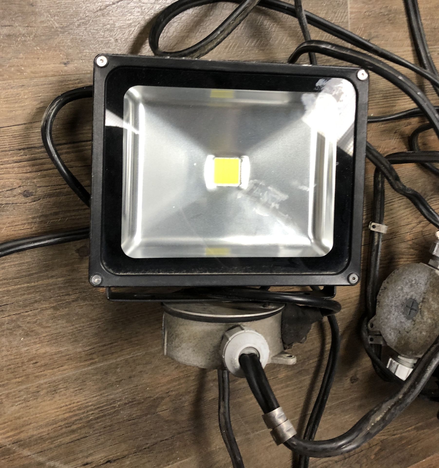 7 UL LED FLOOD LIGHTS WITH WIRES MODEL TL-FLA301-02 30W - Image 2 of 3