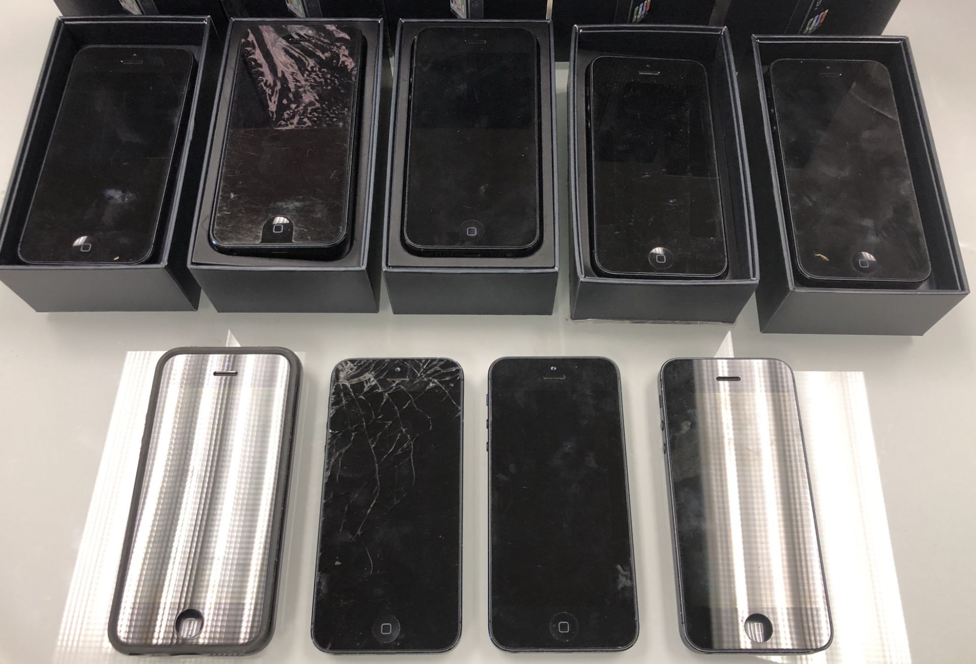 9 X IPHONE 5 IN ORIGINAL BOXES , ALL WORK, A FEW CRACKED AND LOCKED - Image 2 of 4