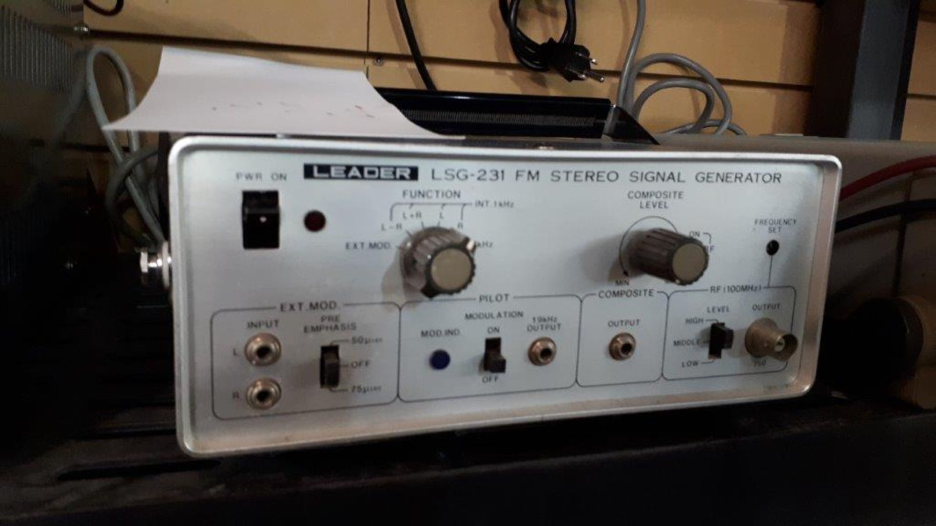 LEADER FM STEREO SIGNAL GENERATOR, mod: LSG-231