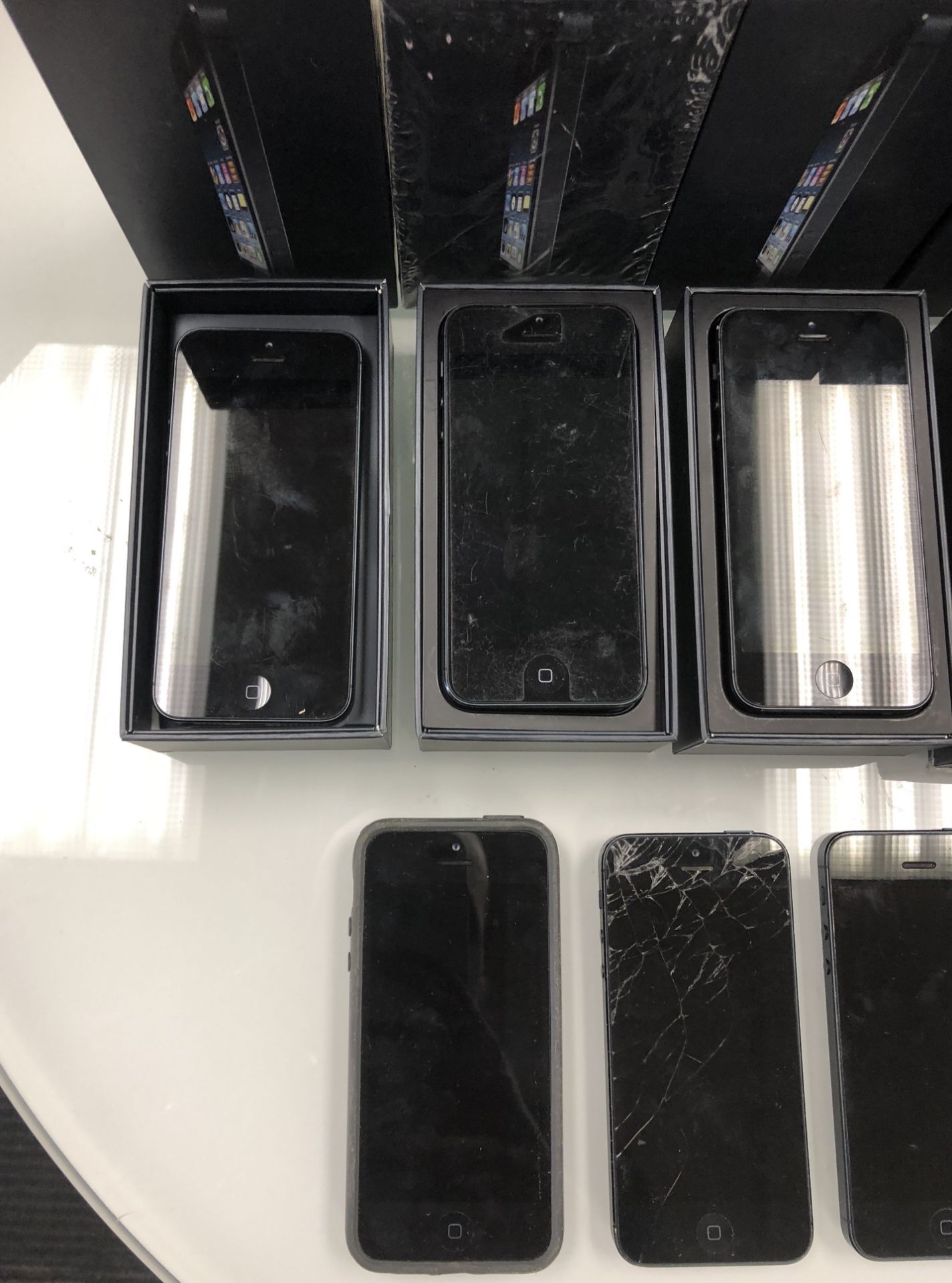 9 X IPHONE 5 IN ORIGINAL BOXES , ALL WORK, A FEW CRACKED AND LOCKED - Image 3 of 4