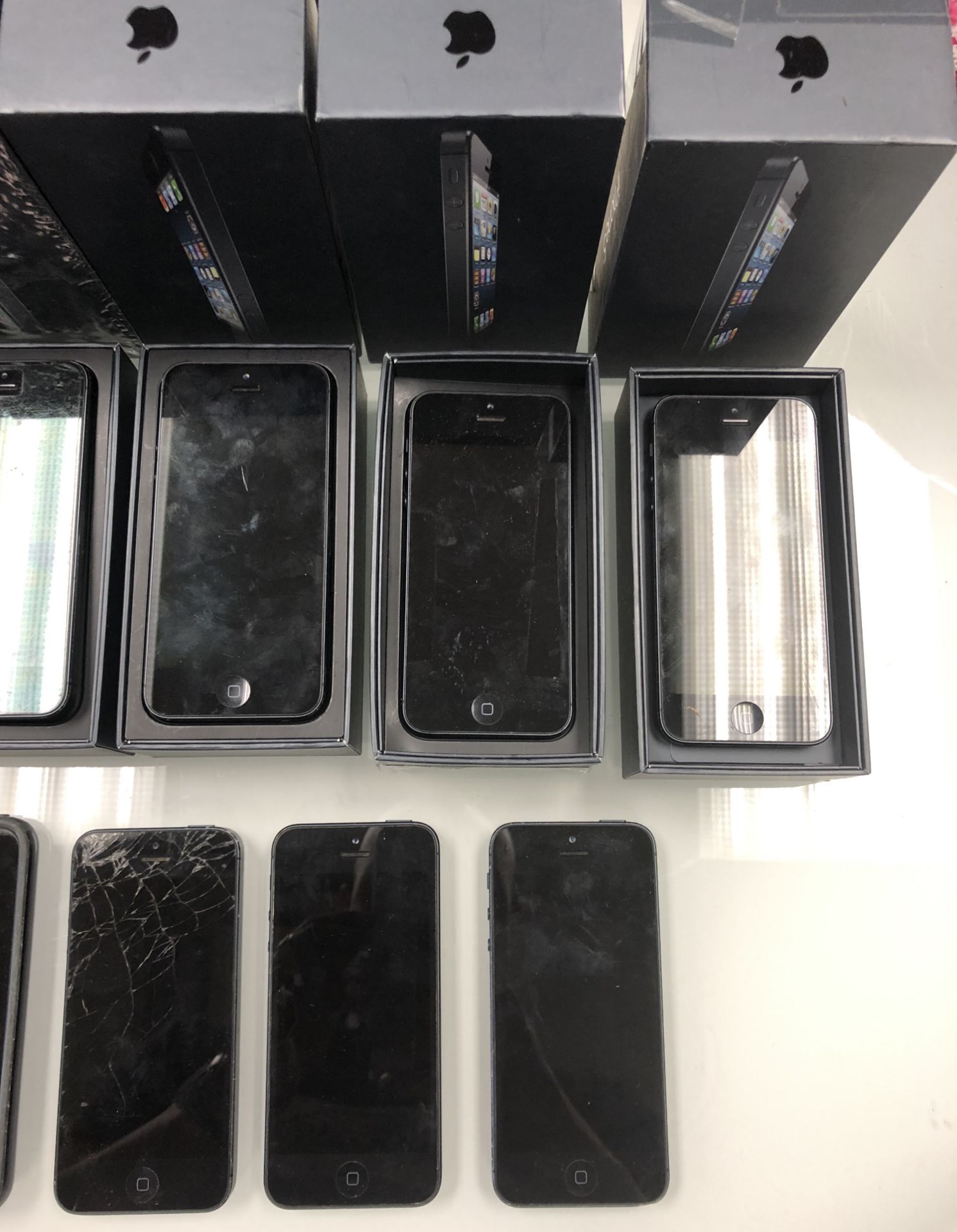 9 X IPHONE 5 IN ORIGINAL BOXES , ALL WORK, A FEW CRACKED AND LOCKED - Image 4 of 4