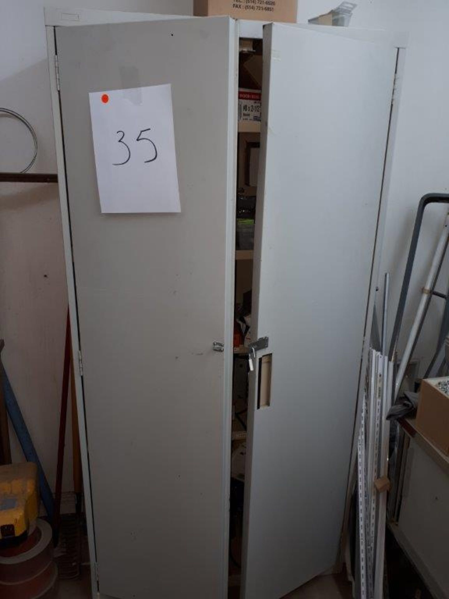 LOT: 2-DOOR CABINET, c/w CONTENTS