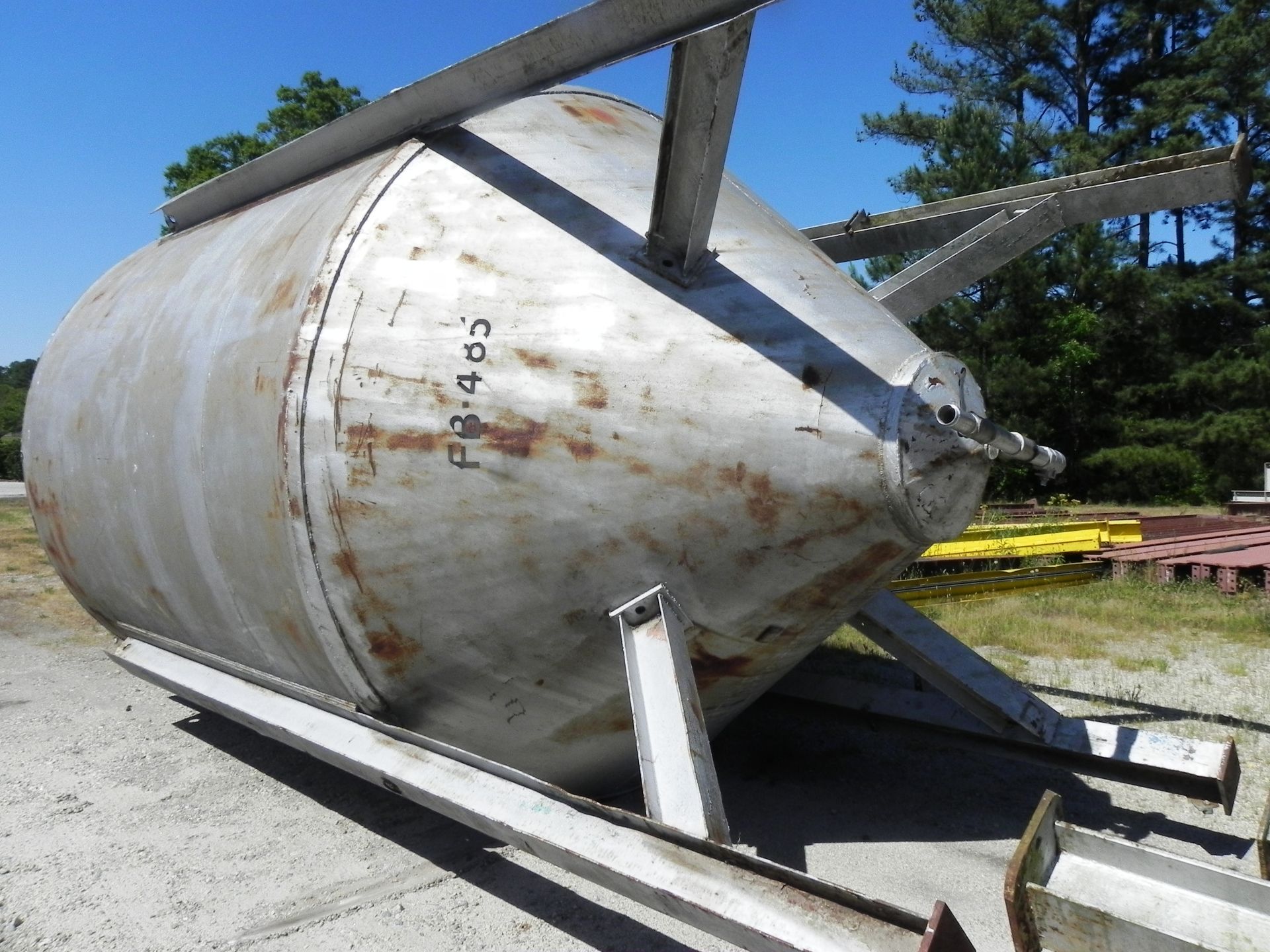 5,500 Gallon Cone Bottom Tank with Valve - Image 4 of 8