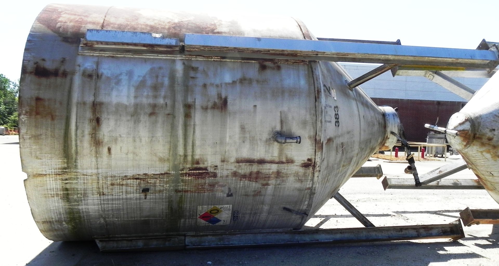 5,500 Gallon Cone Bottom Tank with Valve - Image 6 of 8