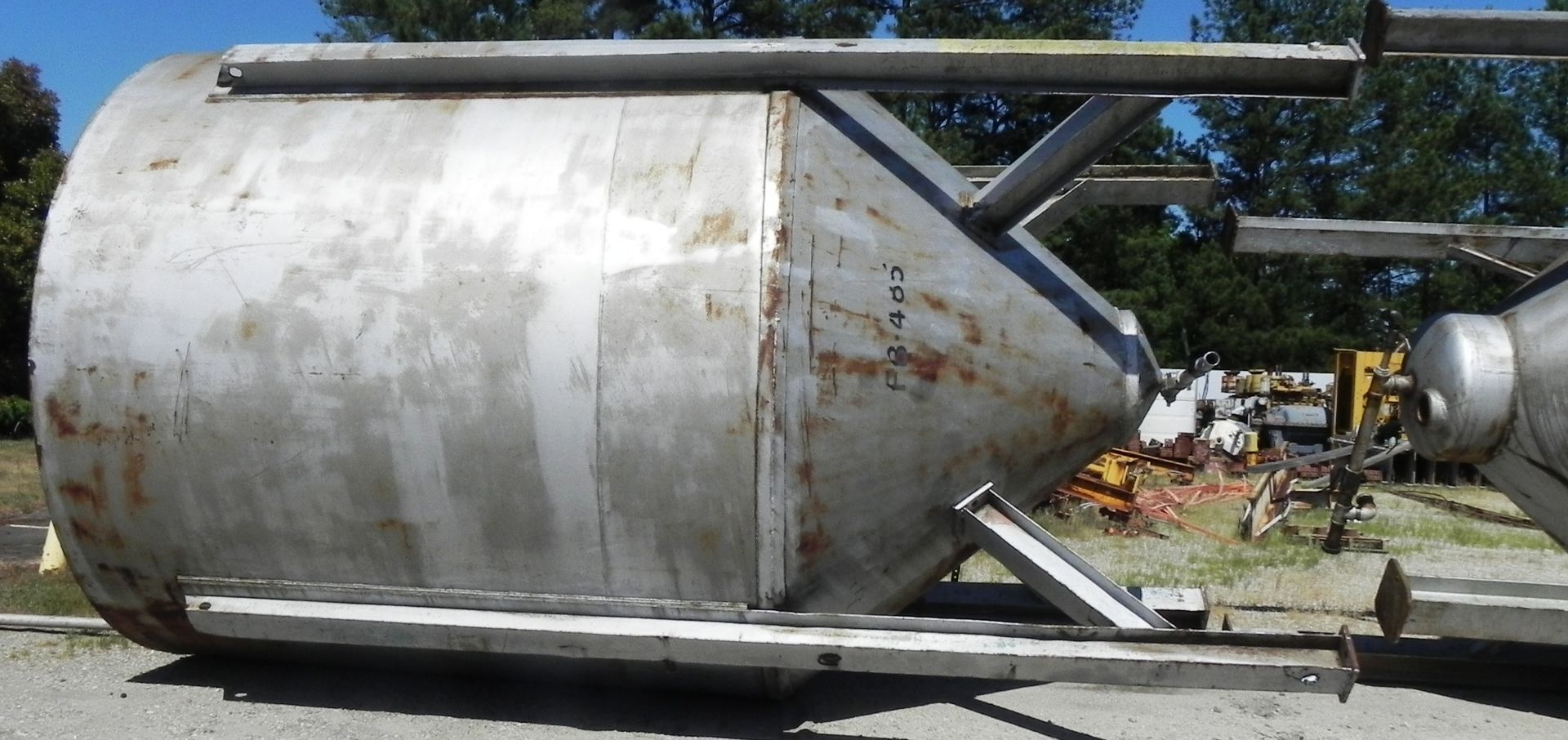 5,500 Gallon Cone Bottom Tank with Valve - Image 5 of 8