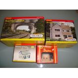 A pair of Hornby Skaledale buildings together with two Hornby plastic kits as lotted - Very Good,