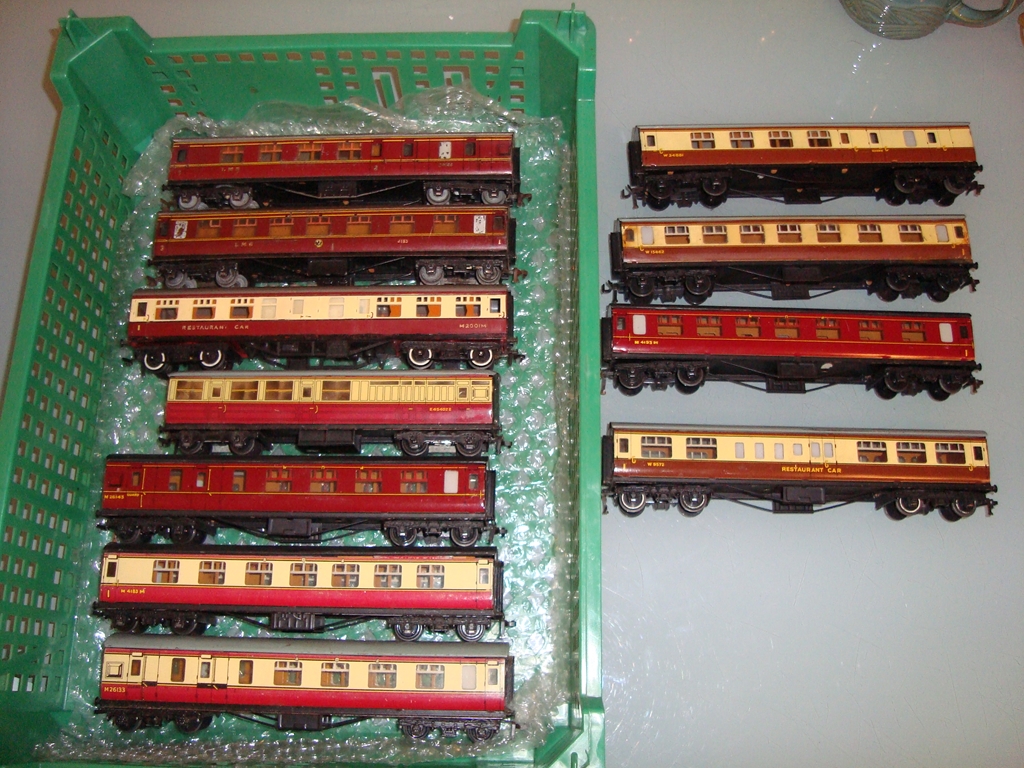 A tray of unboxed Hornby Dublo tinplate coaches - Good to Very Good (11)