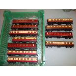 A tray of unboxed Hornby Dublo tinplate coaches - Good to Very Good (11)