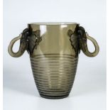 Seltene Vase mit Elefanten Wohl Böhmen Rauchgraues Glas, in die Form gepreßt. Auf der unteren