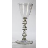 Pokal Facon de Venise, 17. Jh. Graustichiges Glas mit Abriss. Scheibenfuß mit nach unten