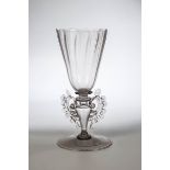 Flügelglas Venedig oder Facon de Venise, 17. Jh. Graustichiges Glas mit Abriss. Scheibenfuß mit nach