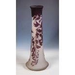 Vase mit Glyzinienzweig Emile Gallé, Nancy, um 1902 - 1904 Farbloses Glas mit violettem Überfang.