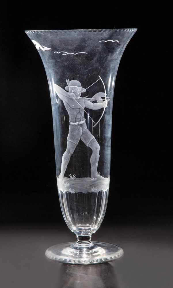 Vase mit Bogenschütze Rudolf Veisl, U.S.B., um 1935 Farbloses Glas mit Schälschliff und Gravurdekor: