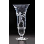 Vase mit Bogenschütze Rudolf Veisl, U.S.B., um 1935 Farbloses Glas mit Schälschliff und Gravurdekor: