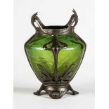 Vase mit Zinnmontierung Böhmen, um 1900 Grünes Glas, mit farblosen Bändern unregelmäßig umsponnen.