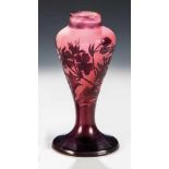 Vase mit Storchenschnabel Emile Gallé, Nancy, um 1902 - 1904 Farbloses, violett überfangenes Glas,