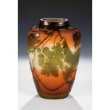 Vase mit Eichenblatt Emile Gallé, Nancy, 1904 - 1906 Farbloses, grün überfangenes Glas, mit