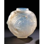 Kugelvase "Formose" R. Lalique, Wingen-sur-Moder, 1924 Farbloses, schwach opalisierendes Glas, in