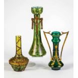 3 Vasen mit Metallmontage Böhmen, um 1900 Teils optisch geblasenes Farbglas mit