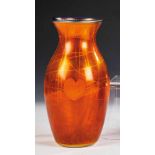 Vase Vereinigte Staaten von Amerika, um 1900 Farbloses Glas, flächig mit orangegelber