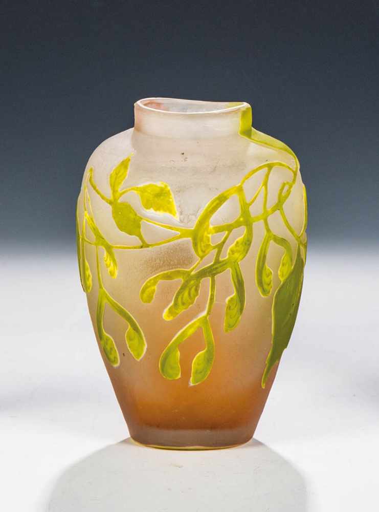 Vase mit Eschen - Ahorn Emile Gallé, Nancy, um 1902 - 1904 Farbloses Glas mit dreifachem Überfang in