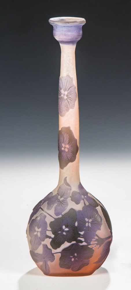 Langhalsvase mit Hortensienzweig Emile Gallé, Nancy, 1904 - 1906 Farbloses Glas mit dreifachem