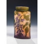 Vase mit Glyzinien Emile Gallé, Nancy, um 1902 - 1904 Farbloses, violett und grün überfangenes Glas,