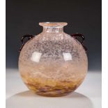 Zierhenkelvase Verreries Charles Schneider, Epiney/Seine, um 1925 - 1933 Farbloses Glas mit