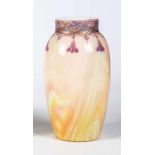 Vase "Karneol" Loetz Wwe., Klostermühle, um 1890 Opak weißes Glas, die farblose Deckschicht rosa,