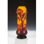 Vase mit Blüten Daum Frères, Nancy, um 1910 Farbloses Glas mit flockiger Pulvereinschmelzung in