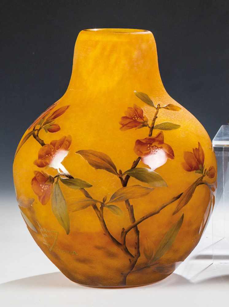 Vase mit Blütenzweigen Daum Frères, Nancy, um 1914 Farbloses Glas, mit eingeschlossenem Pulver in