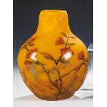 Vase mit Blütenzweigen Daum Frères, Nancy, um 1914 Farbloses Glas, mit eingeschlossenem Pulver in