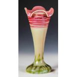 Vase Glasfabrik Elisabeth, Kosten bei Teplitz, 1900 - 1905 Weiß-bläuliches Opalglas, mit rosa Opal