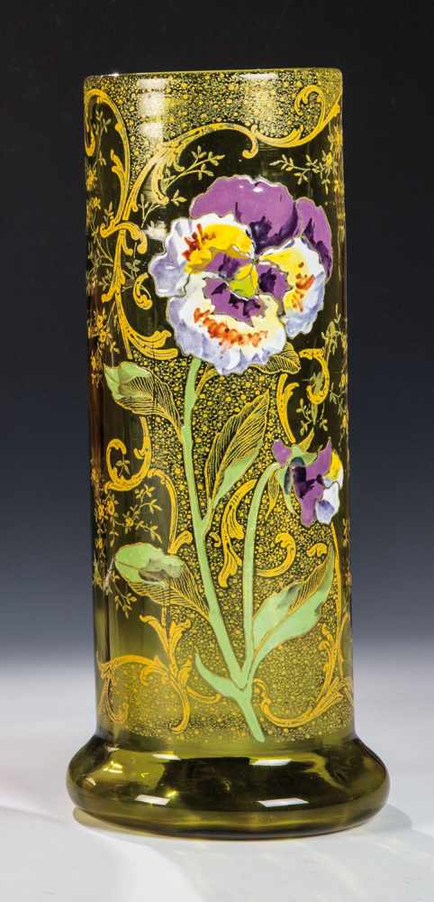 Vase mit Stiefmütterchen Legras & Cie., Verreries de Saint-Denis, um 1900 Hellgrünes, längsoptisches