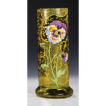 Vase mit Stiefmütterchen Legras & Cie., Verreries de Saint-Denis, um 1900 Hellgrünes, längsoptisches
