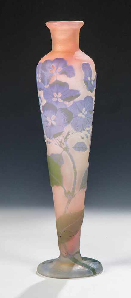 Vase mit Hortensien Emile Gallé, Nancy, 1904 - 1906 Farbloses Glas mit dreifachem Überfang in