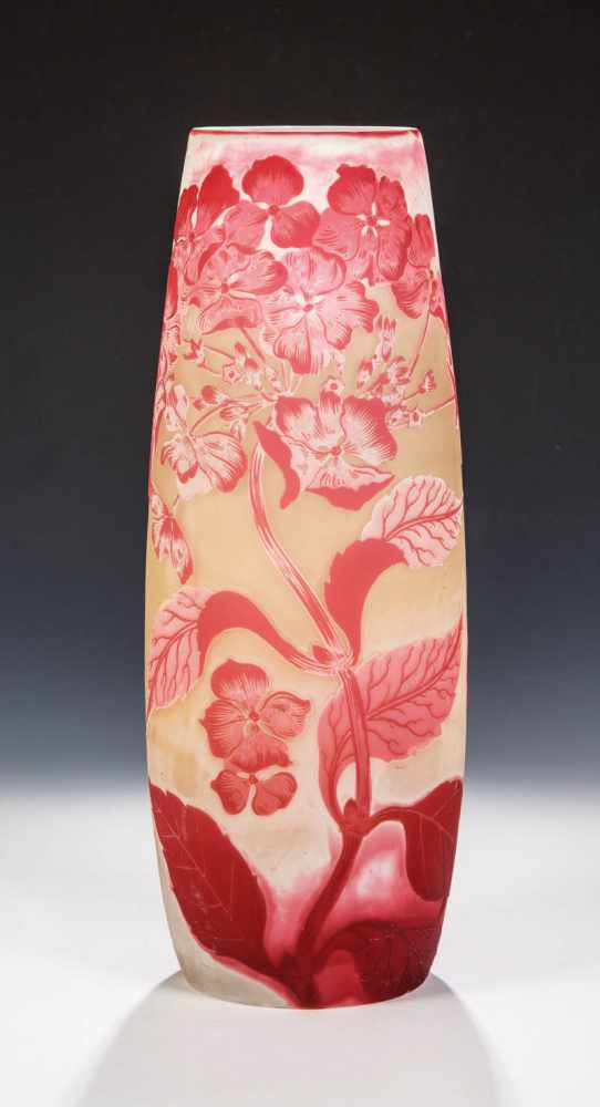 Vase mit Hortensie Emile Gallé, Nancy, um 1902 Farbloses Glas, doppelt opakweiß und rubinrosa