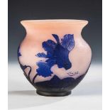 Vase mit Alpenveilchen Vereinigte Lausitzer Glaswerke AG ('Arsall'), Weisswasser/Oberlausitz, 1918 -