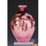 Vase mit Wildem Wein André Delatte, Nancy, 20er Jahre Farbloses, violett überfangenes Glas mit