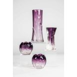 Vier Vasen Moser, Karlsbad, 1902 Farbloses, verlaufend violett unterfangenes, optisch geblasenes