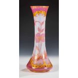 Vase mit Mohn Gräflich Harrach'sche Glasfabrik, Neuwelt, um 1900 Opalglas mit rosafarbenem Überfang,