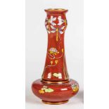 Vase mit Libellen Böhmen, um 1900 Opak siegellackrotes Glas mit buntem Opakemaildekor: Seerosen