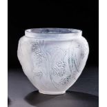 Vase "Néfliers" R. Lalique, Wingen-sur-Moder, 1923 Farbloses Glas, in die Form gepreßt, teils