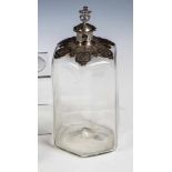 Sechskantflasche mit Silbermontierung Venedig, um 1700 Graustichiges Glas mit hochgestochenem